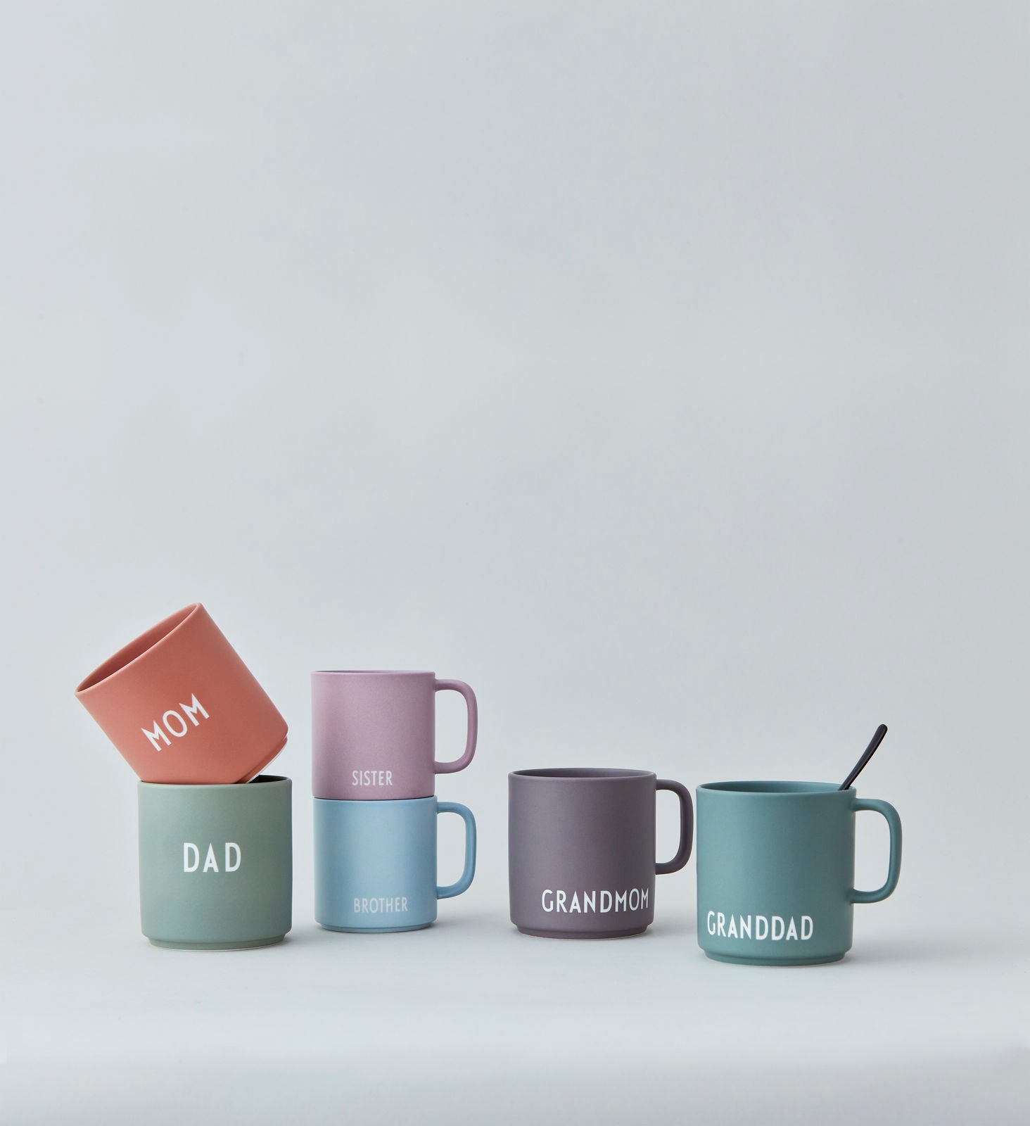 DESIGN LETTERS LIEBLINGSBECHER MIT GRIFF - FAMILY (GRANDMOM/LILA)